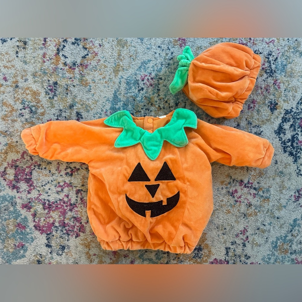 Pumpkin Costume for Baby - Orange and Green. Plush. Super condition! 🎃